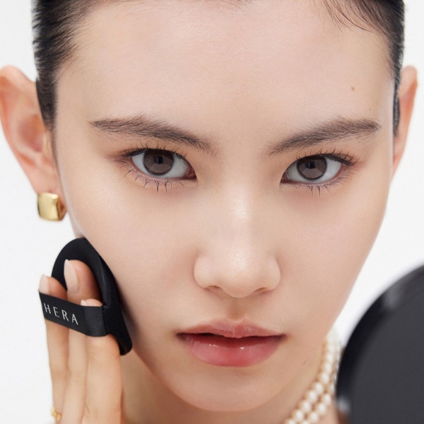 헤라 블랙 쿠션 모델 사진1